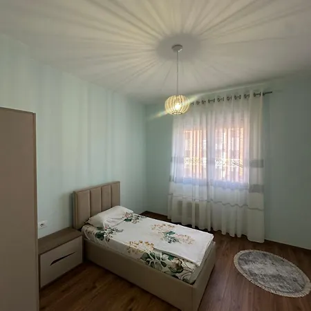 Elton Gjana Apartament *